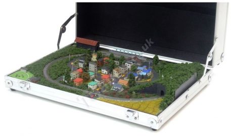 T gauge train Attache Case Diorama