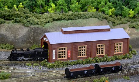 Rokuhan S051 2 Wood Engine House Single Stall in Light Brown