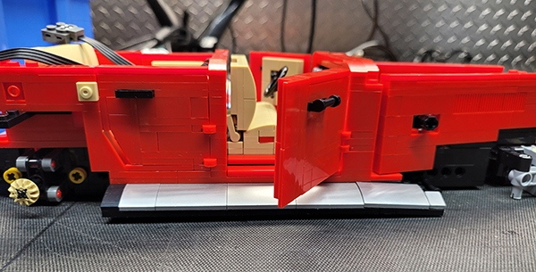Legorolls-side-door