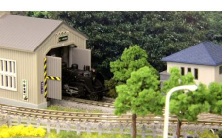 Rokuhan Z Scale Automatic Opening And Closing Engine House (Ash)